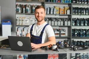 retrato de un hermoso vendedor en un auto partes almacenar. el concepto de coche reparar foto