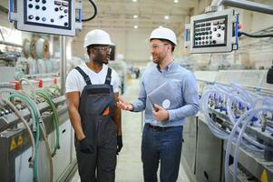 dos pesado industria ingenieros estar en fábrica foto