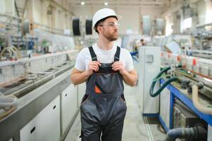 retrato de fábrica obrero. joven hermoso fábrica trabajador foto