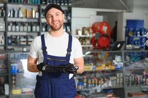 sonriente vendedor auto partes Tienda foto