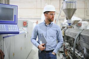 retrato de confidente hermoso técnico ingeniero en casco de seguridad. foto