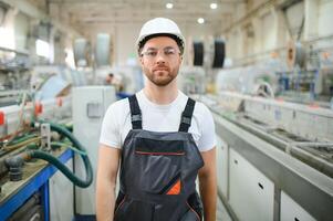 retrato de fábrica obrero. joven hermoso fábrica trabajador foto