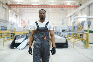 retrato de industrial ingeniero. fábrica trabajador en pie en fábrica producción línea foto