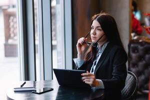 joven mujer de negocios utilizando tableta computadora en café tienda foto