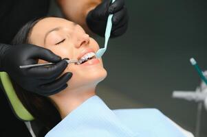 dentista examinando del paciente dientes, cerca arriba foto