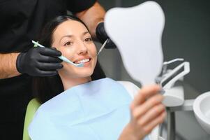 dentista examinando del paciente dientes, cerca arriba foto