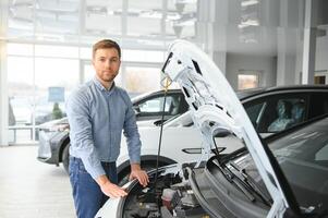 joven hombre comprando primero eléctrico coche en el sala de exposición. eco coche rebaja concepto foto