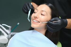 médico examinando del paciente dientes, de cerca. cosmético odontología foto