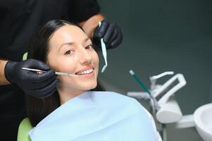 dentista examinando del paciente dientes, cerca arriba foto