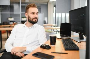 financiero analistas y día comerciantes trabajando en un ordenadores con multimonitor estaciones de trabajo con tiempo real cepo, materias primas y intercambiar mercado cartas foto