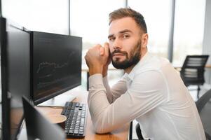 financiero analistas y día comerciantes trabajando en un ordenadores con multimonitor estaciones de trabajo con tiempo real cepo, materias primas y intercambiar mercado cartas foto