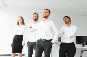 equipo en el trabajo. grupo de jóvenes empresarios con ropa informal inteligente que trabajan juntos en una oficina creativa foto