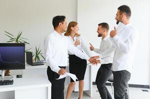 equipo de corredores es trabajando en oficina utilizando puesto de trabajo y análisis tecnología. foto