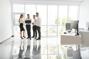 equipo de corredores es trabajando en oficina utilizando puesto de trabajo y análisis tecnología. foto