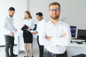 equipo líder soportes con compañeros de trabajo en antecedentes foto