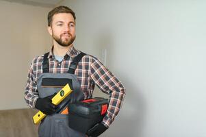 retrato de masculino trabajador con caja de herramientas foto