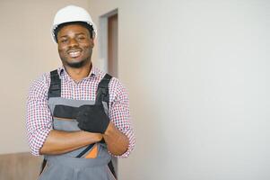 retrato de un africano americano construcción trabajador en ubicación foto