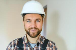 retrato de un construcción trabajador o reparador en el casa foto
