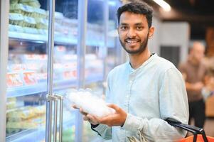 asiático hombres son elegir a comprar en el supermercado foto