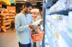 retrato de indio masculino en tienda de comestibles con positivo actitud foto