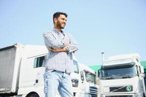 joven indio camión conductor. concepto de la carretera carga transporte. foto