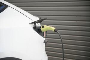 ev cargando estación para eléctrico coche en concepto de verde energía y eco poder producido desde sostenible fuente a suministro a cargador estación en orden a reducir co2 emisión foto