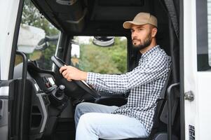 camionero sentado en la cabina foto