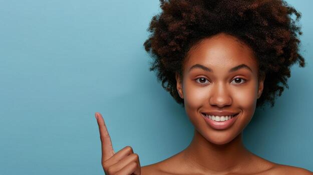 mujer con Rizado afro pelo dando un positivo gesto de pulgares arriba foto