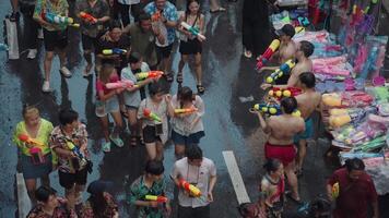 Bangkok, Thailand, april 13, 2024 - Thais nieuw jaar of songkran festival duizenden van mensen verzamelen Bij silom weg water strijd plons met water geweer video