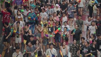 Bangkok, Thaïlande, avril 13, 2024 - thaïlandais Nouveau année ou Songkran Festival milliers de gens recueillir à silom route l'eau bats toi éclaboussure avec l'eau pistolet video