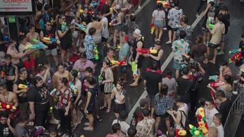 Bangkok, Thaïlande, avril 13, 2024 - thaïlandais Nouveau année ou Songkran Festival milliers de gens recueillir à silom route l'eau bats toi éclaboussure avec l'eau pistolet video