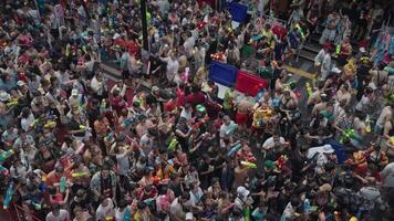 Bangkok, Thailand, april 13, 2024 - Thais nieuw jaar of songkran festival duizenden van mensen verzamelen Bij silom weg water strijd plons met water geweer video