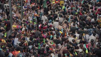 bangkok, Tailandia, aprile 13, 2024 - tailandese nuovo anno o Songkran Festival migliaia di persone raccogliere a silom strada acqua combattimento spruzzo con acqua pistola video