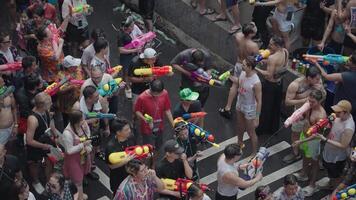 Bangkok, Thailand, april 13, 2024 - Thais nieuw jaar of songkran festival duizenden van mensen verzamelen Bij silom weg water strijd plons met water geweer video