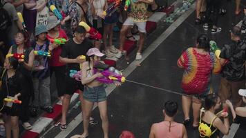 bangkok, Tailandia, aprile 13, 2024 - tailandese nuovo anno o Songkran Festival migliaia di persone raccogliere a silom strada acqua combattimento spruzzo con acqua pistola video