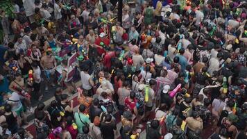 Bangkok, Thailand, april 13, 2024 - Thais nieuw jaar of songkran festival duizenden van mensen verzamelen Bij silom weg water strijd plons met water geweer video