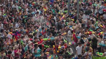 bangkok, Tailandia, aprile 13, 2024 - tailandese nuovo anno o Songkran Festival migliaia di persone raccogliere a silom strada acqua combattimento spruzzo con acqua pistola video