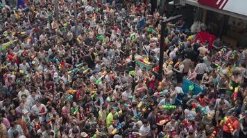 bangkok, tailandia, abril 13, 2024 - tailandés nuevo año o Songkran festival miles de personas reunir a silom la carretera agua lucha chapoteo con agua pistola video