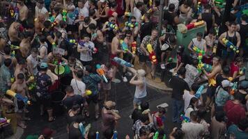 Bangkok, Thailand, april 13, 2024 - Thais nieuw jaar of songkran festival duizenden van mensen verzamelen Bij silom weg water strijd plons met water geweer video