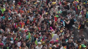 Bangkok, thailand, april 13, 2024 - thai ny år eller songkran festival tusentals av människor samla på silom väg vatten bekämpa stänk med vatten pistol video