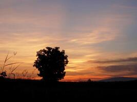 espectacular puesta de sol encima, naranja Dom creciente arriba terminado el horizonte foto