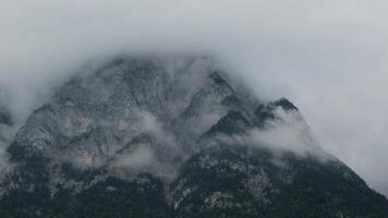 Montagne de pointe enveloppé dans des nuages video