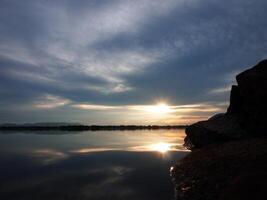 espectacular puesta de sol encima, naranja Dom creciente arriba terminado el horizonte foto