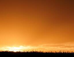 espectacular puesta de sol encima, naranja Dom creciente arriba terminado el horizonte foto