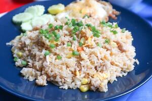 remover frito arroz o frito arroz con soleado lado arriba huevo foto