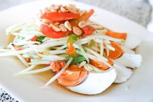 papaya ensalada, tailandés ensalada o picante ensalada con huevo foto