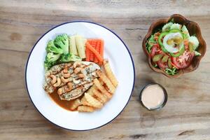 A la parrilla pollo o pollo filete con salsa salsa , francés papas fritas y ensalada foto