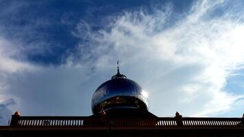ver de el mezquita transicional Hazme durante el día con un nublado cielo en el antecedentes. bueno para escritura saludos y bueno para destino en social medios de comunicación foto