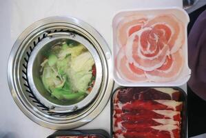 Sukiyaki ,suki o shabu maceta y rebanado carne de vaca foto