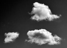 negro y blanco nubes en el cielo antecedentes foto